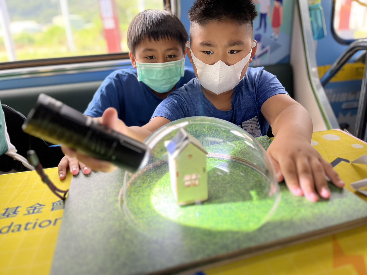 人生就是搏參與基礎科學主題車廂，以STEAM教學精神，設計「逐日科學家」、「太陽能工程師」以及「淨零建築師」三大能源科普課程和實驗